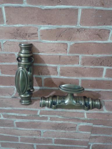 Brass knob code JBL1653 size L: 138 mm.Wide 35 mm. Brass knob code JBL1653 size L: 138 mm.Wide 35 mm.