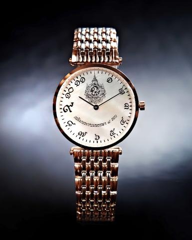 นาฬิกาข้อมือแสตนเลส เรือนบางเฉียบ พร้อมตราสัญญาลักษณ์ 84 พรรษา หน้าปัดมุกแท้ 7 สี