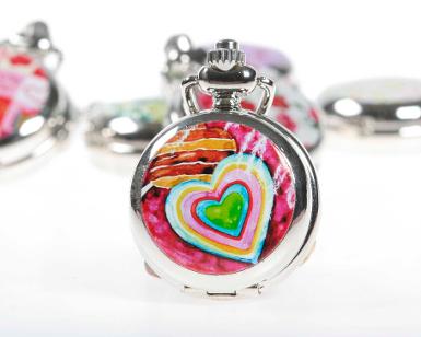 นาฬิกาพกรุ่นเล็ก พร้อมสร้อยคอไว้ห้อย ลายน่ารัก ด้านหลัง สามารถสลักชื่อ เป็นของขวัญที่ระลึกได้