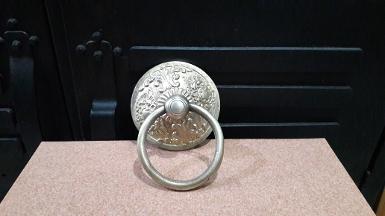 Brass door handle item code P018B size wide 90 mm. Ring 90 mm. Thickness 9 mm. Brass door handle item code P018B size wide 90 mm. Ring 90 mm. Thickness 9 mm.