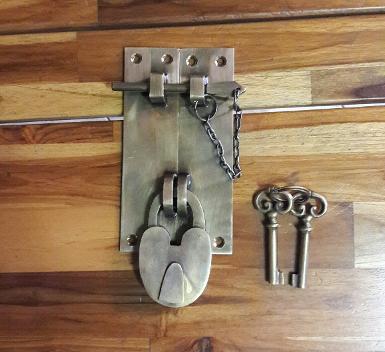 Brass door lock Item Code Q031BX size wide 82 mm. long 150 mm. Brass door lock Item Code Q031BX size wide 82 mm. long 150 mm.