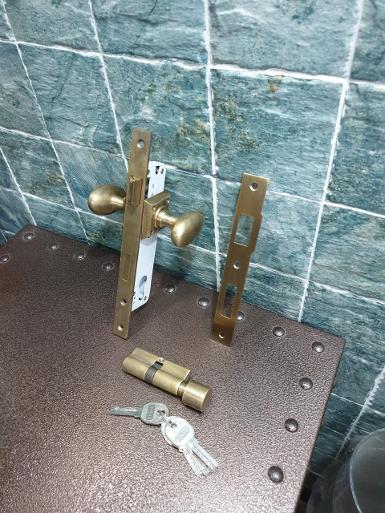 Brass door lock Item Code WOV60 size ovall W 34 mm L 61mm TH 20mm.H total 50mm. Brass door lock Item Code WOV60 size ovall W 34 mm L 61mm TH 20mm.H total 50mm.