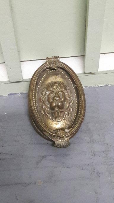 Lion Brass handle Item Code P152MP size long 135 mm. wide 90 mm. weight 700 gram. Lion Brass handle Item Code P152MP size long 135 mm. wide 90 mm. weight 700 gram.